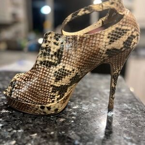 🤎🤎EUC- DOLLHOUSE VERDICT 107 METALLIC SNAKESKIN HEELS SZ 10🤎🤎